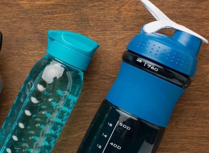 Bersihkan Noda dan kotoran yang menumpuk di Permukaan Botol Minum Anda